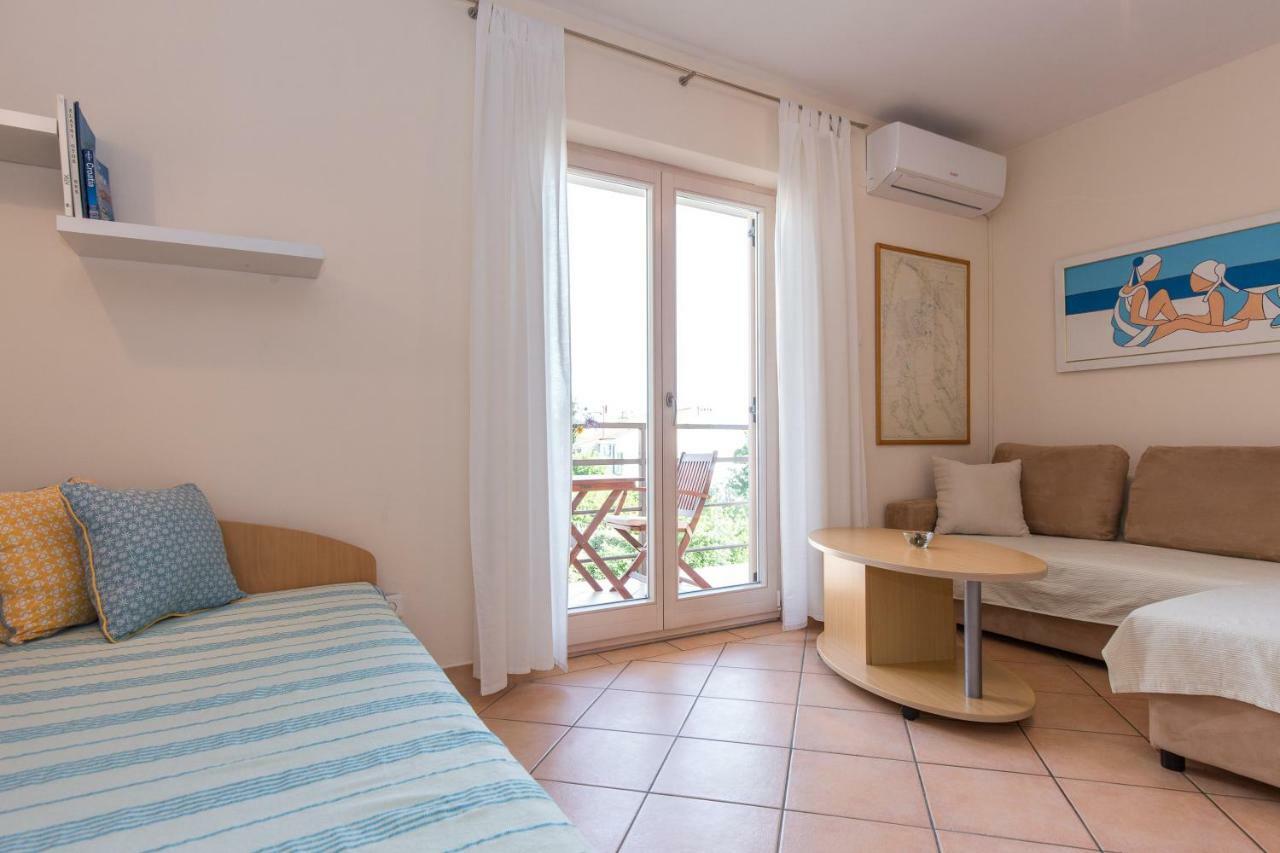 Apartments Marta Đảo Krk Ngoại thất bức ảnh