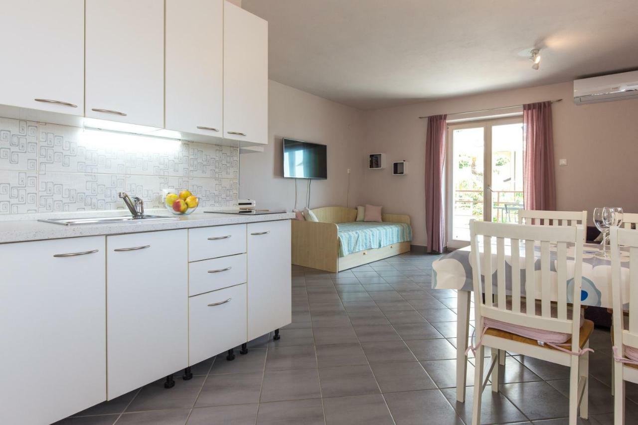 Apartments Marta Đảo Krk Ngoại thất bức ảnh