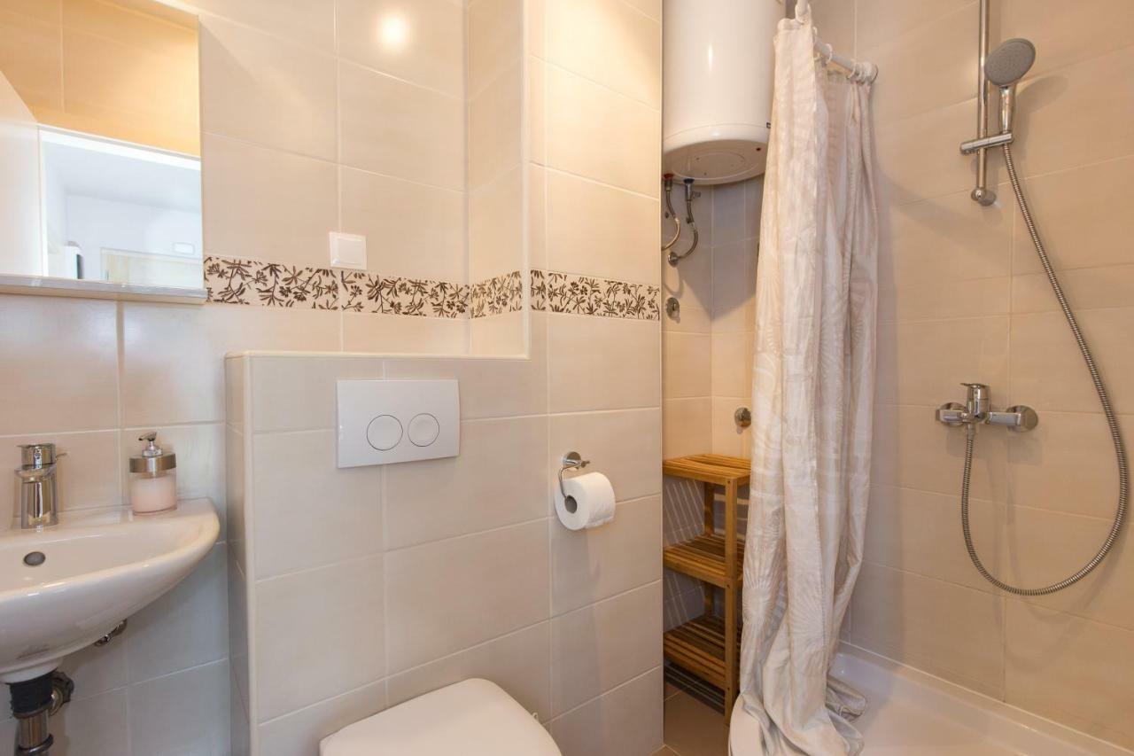 Apartments Marta Đảo Krk Ngoại thất bức ảnh